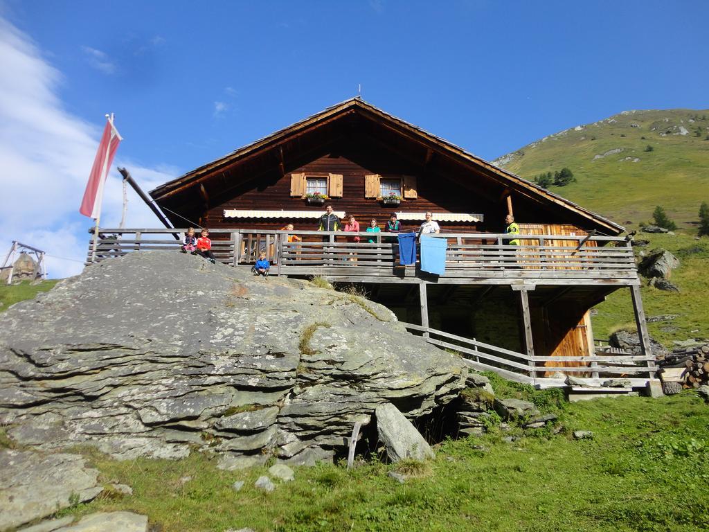 Hotel Haus Eder Burgi Nikolsdorf Zewnętrze zdjęcie