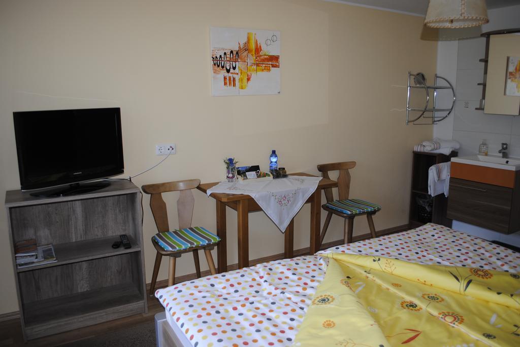Hotel Haus Eder Burgi Nikolsdorf Zewnętrze zdjęcie