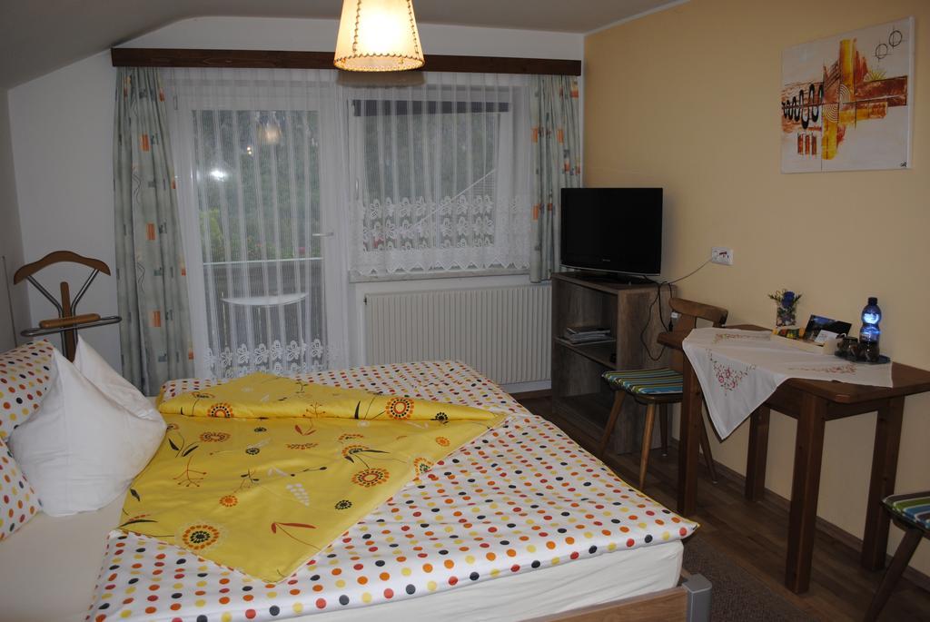 Hotel Haus Eder Burgi Nikolsdorf Zewnętrze zdjęcie